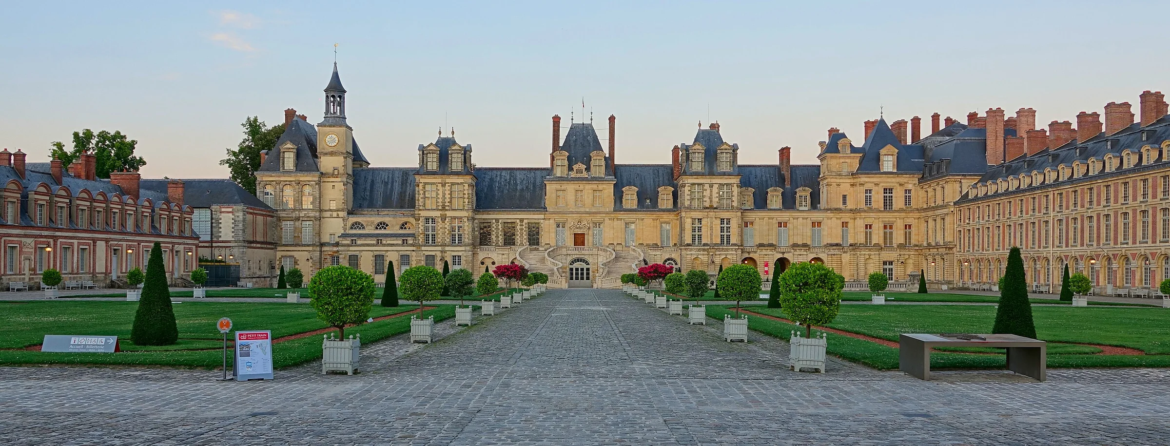 Château de Fontainebleau'nun uzun cephesi, ön avlusuna bakıyor