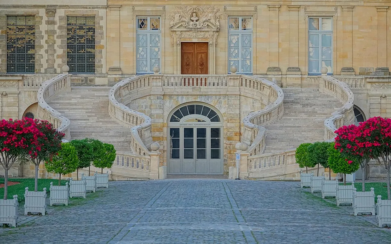 Fontainebleau'daki Cour des Adieux'da at nalı şeklindeki merdiven